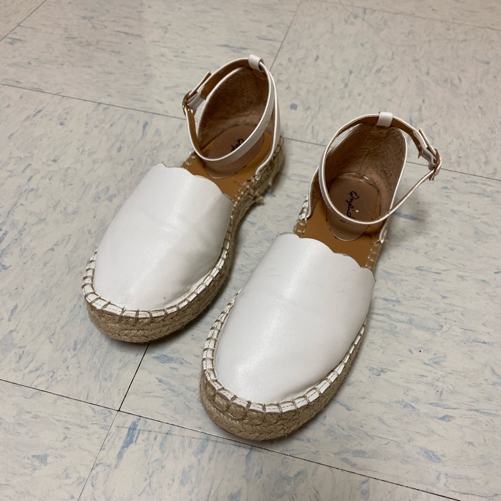 Artesanal white sandals